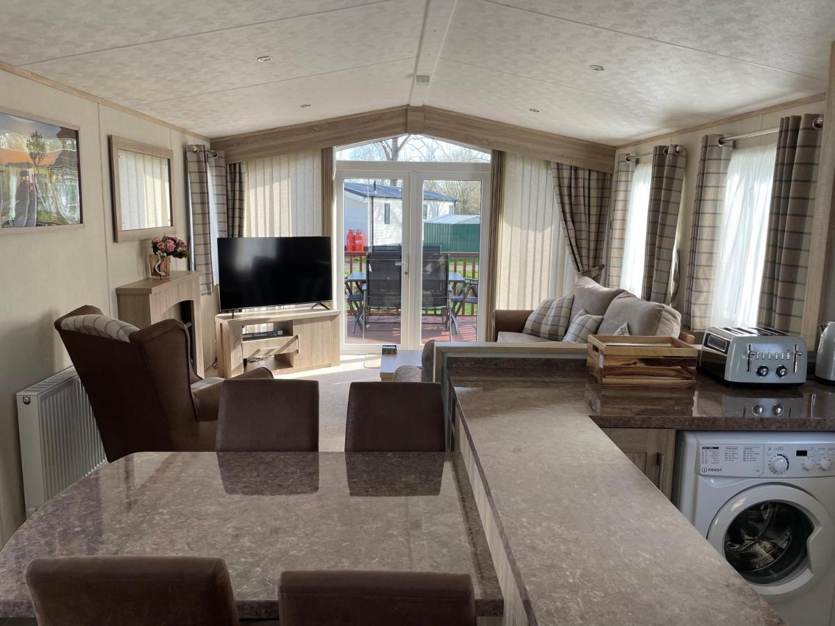 Beautiful 2 Bedroom Helmsley Lodge Northampton Exterior foto